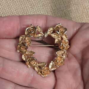 gold-tone heart-shaped brooch decorated with roses